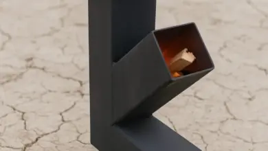 Domácí raketová kamna s hořícím ohněm na suché zemi