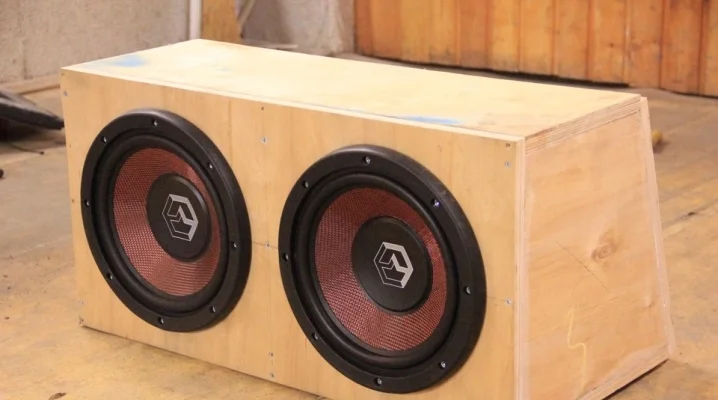 Dřevěný subwoofer s dvěma reproduktory pro domácí použití.