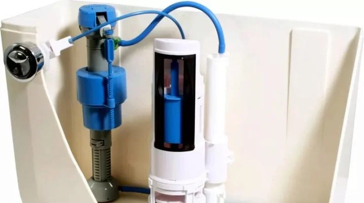 Vnitřní mechanismus splachovací nádrže s modrým ventilováním a hadicí.