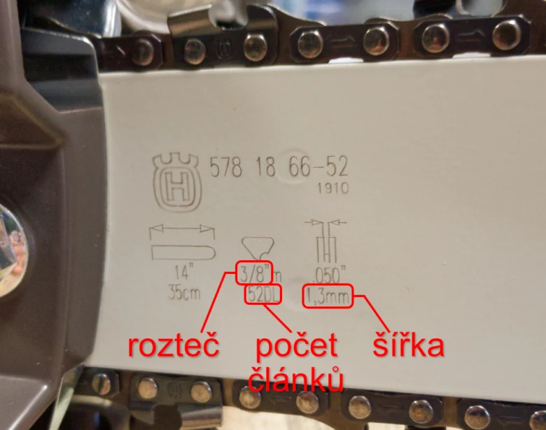 Štítek řetězu s roztečem, šířkou článků a počtem hřídelů.