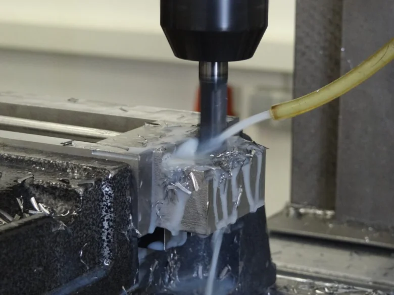 Vrtání nerezové oceli s chlazením při CNC frézování.
