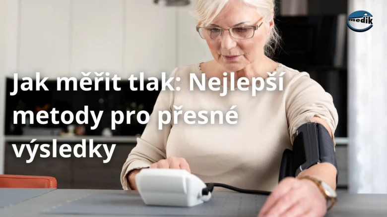 Žena měří krevní tlak správně nasazenou manžetou na paži.