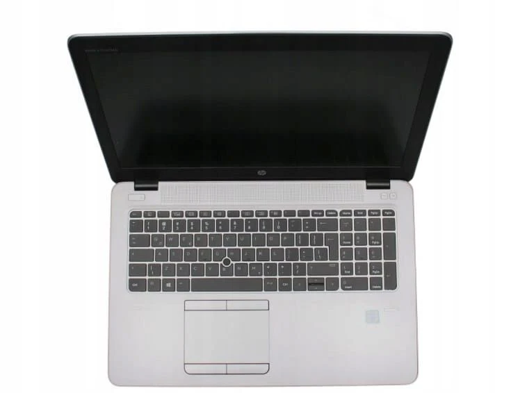 Otevřený stříbrný notebook s klávesnicí a tmavou obrazovkou.