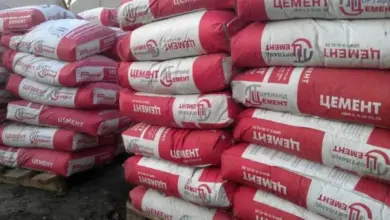 Skládané sádrové vaky na paletách pro skladování nebo distribuci.