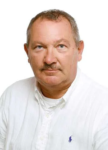 Portrét středověkého muže v bílé košili pro článek o komunikaci.