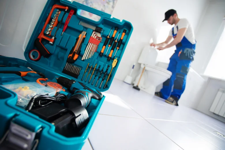 Otevírání nářadí pro opravu závěsného WC s instalatorem v pozadí.
