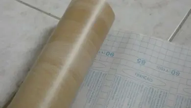 Role tapety s podložkou pro nalepení na skříň