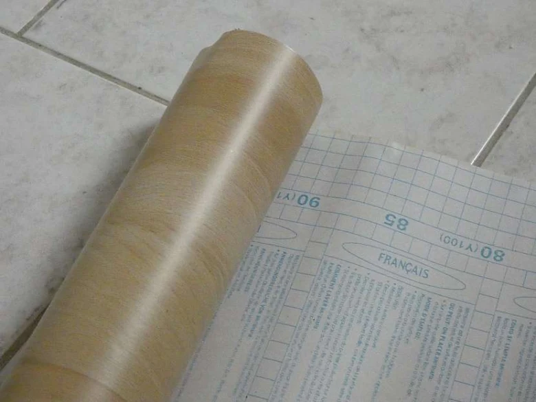 Role tapety s podložkou pro nalepení na skříň