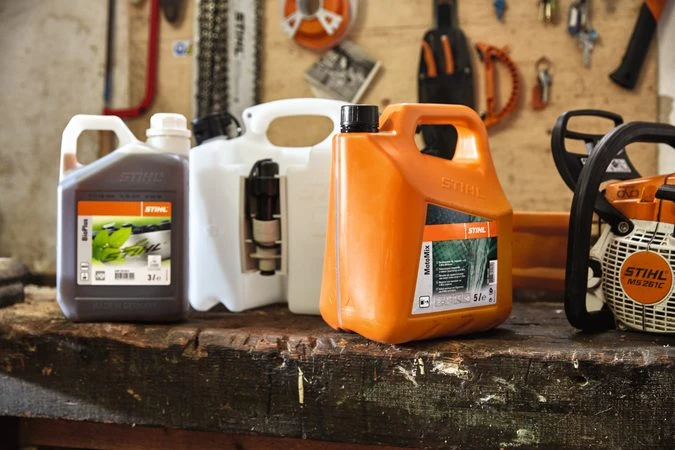 Nádrže s benzinem a olejem pro řetězovou pilu značky Stihl.