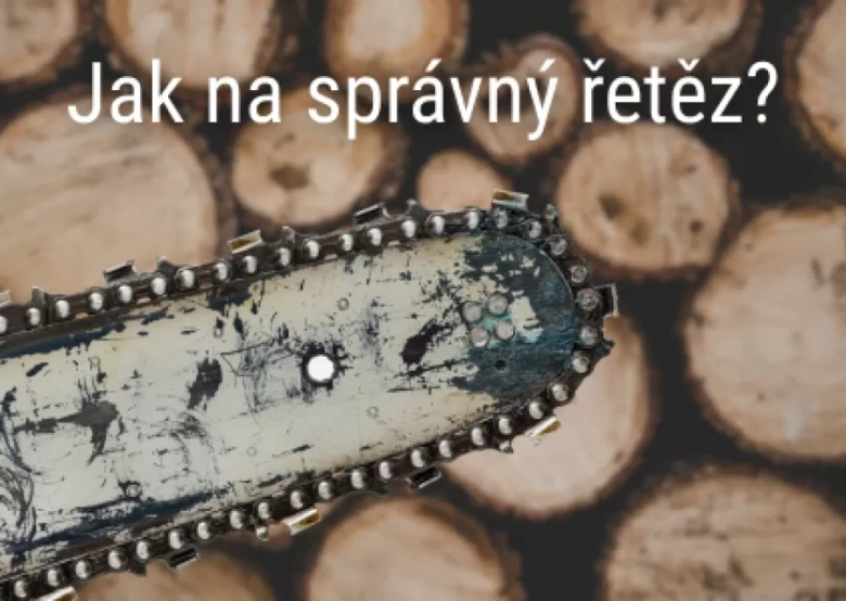 Blízký záběr na řetěz motorové pily s dřeňmi v pozadí.