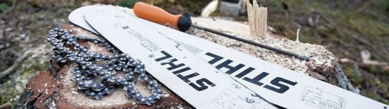 Řetěz motorové pily značky Stihl leží na řezu stromu.