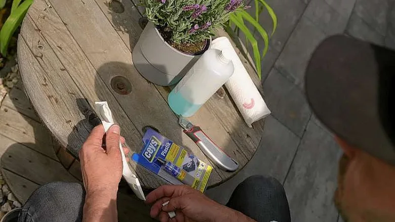 Nástroje na opravu plastu lepením sady Cevis Plastik a papírové utěrky.