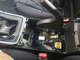 Otevřená ruční brzda v autě pro opravu