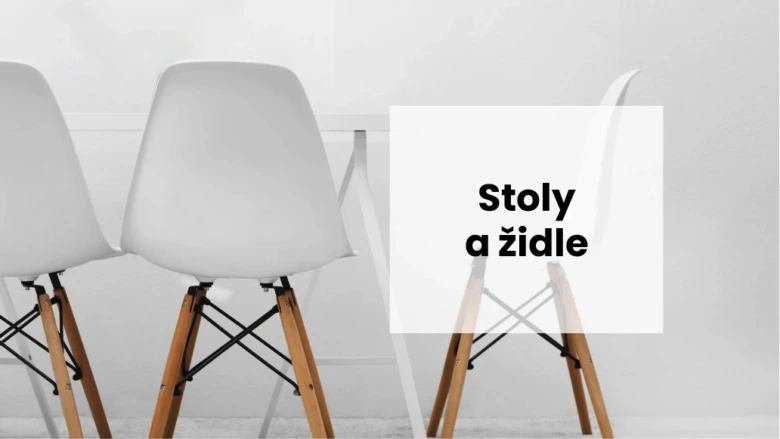 Bílé jídelní křesla u stolu bez viditelné zeď