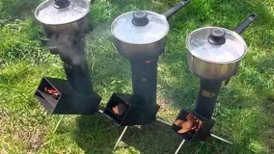 Tři raketové kameny s hrnci na trávníku v provozu.