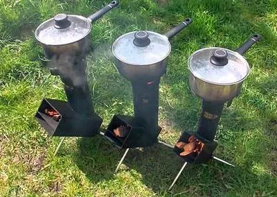 Tři raketové kameny s hrnci na trávníku v provozu.