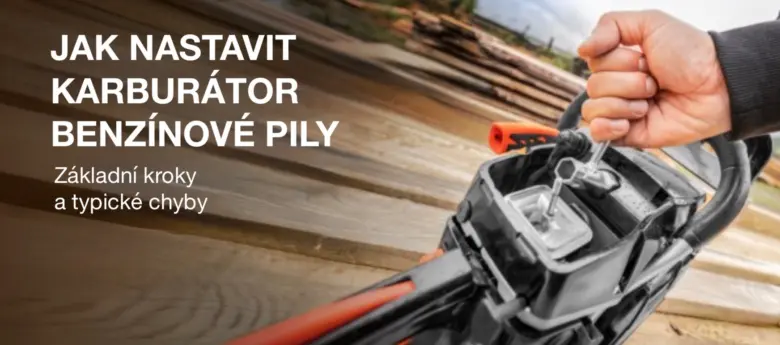 Ruka nastavuje karburátor řetězové pily šroubovákem.