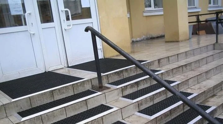 Protiskluzové podložky na schodech před vchodem do budovy.