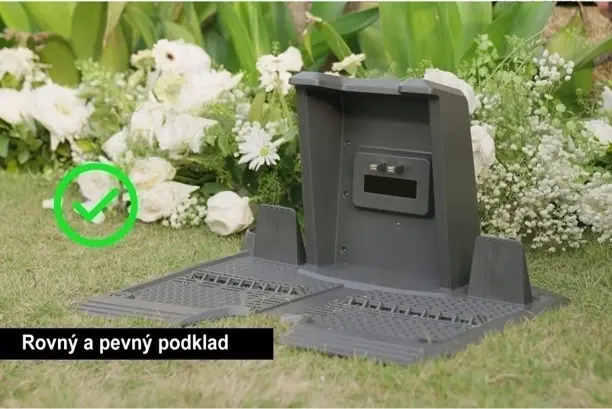 Černý držák pro sekačku na rovném pevném povrchu.
