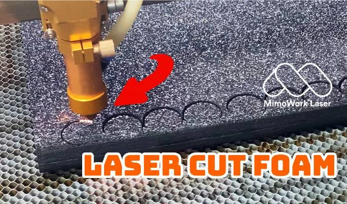 Laser řezá černou pěnu na domácí použití s viditelnými výstřiky.