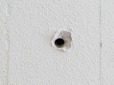 Díra ve zdi připravená k vyplnění.