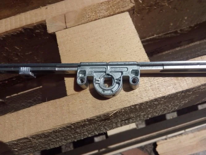 Vnitřní mechanismus plastového okna pro otevírání.