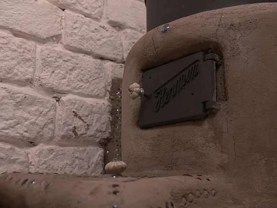 Detail raketového kamna z hlíny s nápisem Hornet.