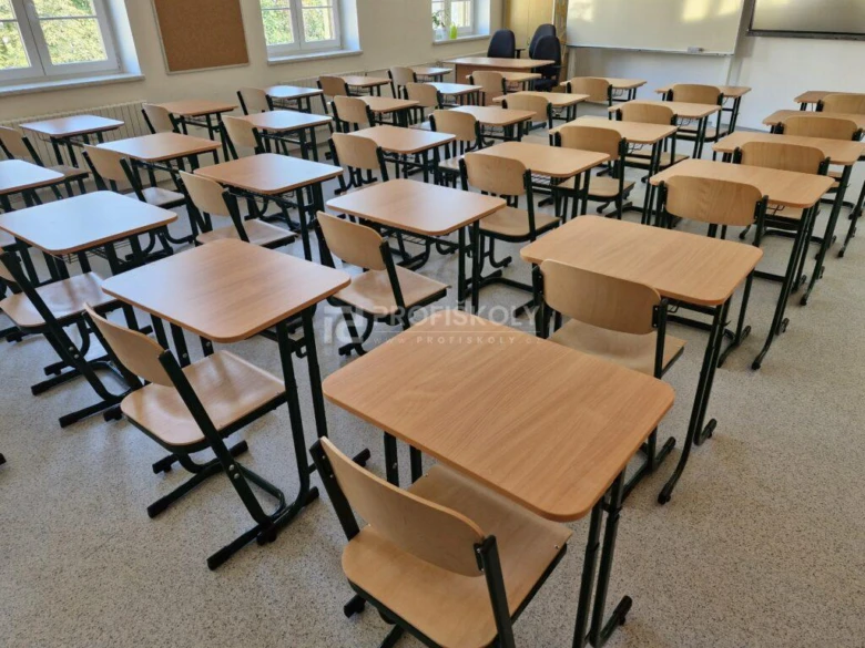 Učebnice s řádně uspořanými židlemi a stoly pro efektivní výuku.