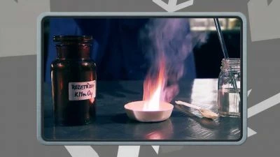 Hoření vápna uvolňuje kouř při chemické reakci.