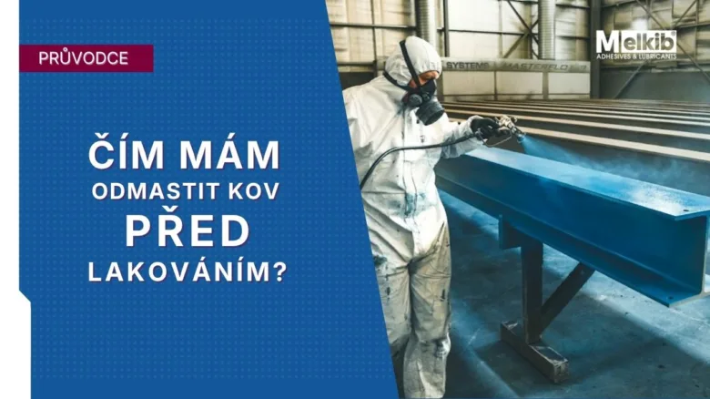 Pracovník čistí ocelový nosník před lakováním v průmyslovém prostoru.