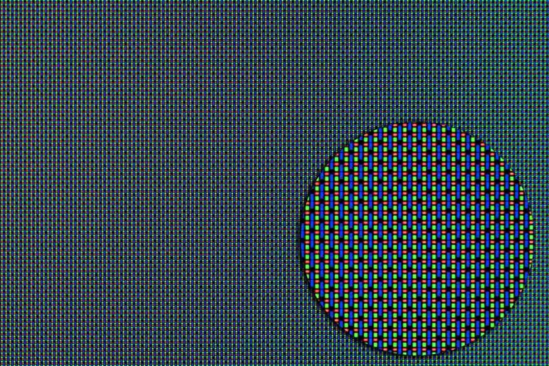 Kruhová oblast s viditelnými pixelmi na displeji MiniLED nebo QLED.