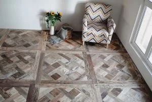Dřevěná podlaha z topolu v interiéru s kreslením.