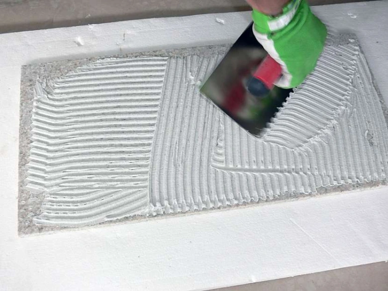 Náplast se nanáší na mramorovou desku pomocí zuby špachtle.