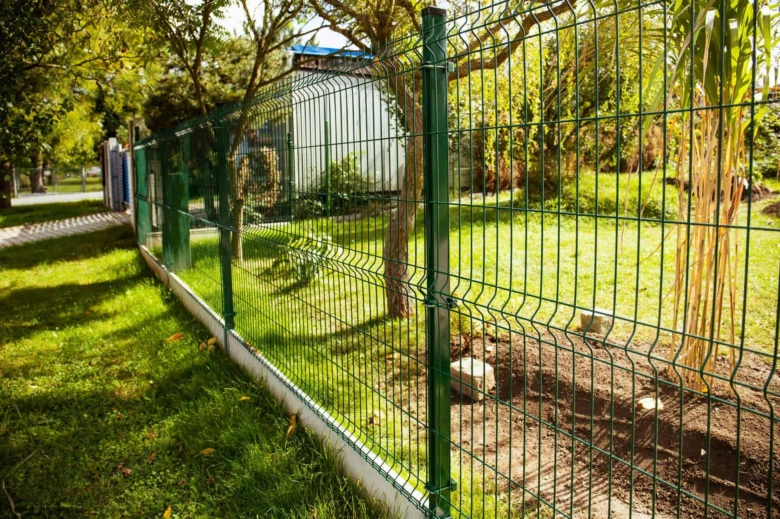 Zelený plot s drátěnou mříží v zahradním prostředí bez skleníku