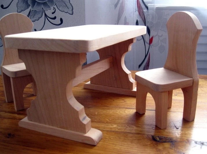 Dřevěná židle s jednoduchým designem pro návod na výrobu.