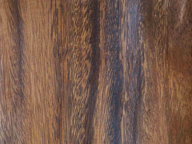 Detail lakovaného dřevěného stolu s viditelnou kresbou