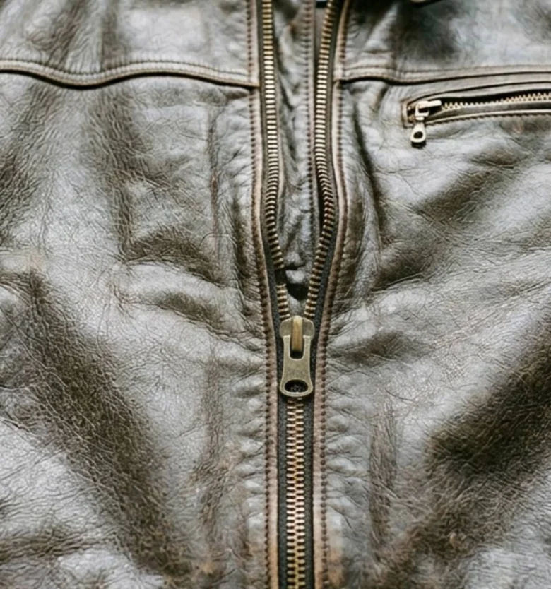 Detail staré kožené bundy s zipem pro renovaci