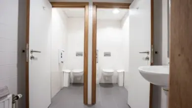 Moderní kancelářská toaleta s dvěma záchody pro splnění norm.