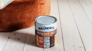 Kanála s voskovým olejem na dřevěných prknech pro úpravu povrchů.