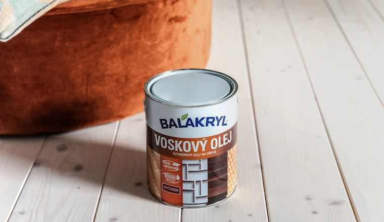 Kanála s voskovým olejem na dřevěných prknech pro úpravu povrchů.