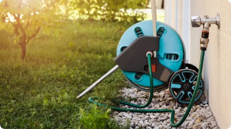 Garden hose reel with nozzle