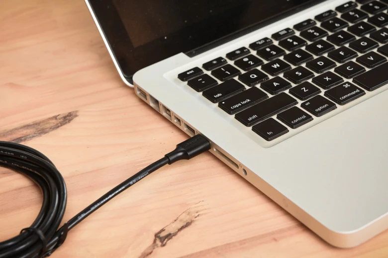 USB kabel připojený k notebooku pro přenos dat