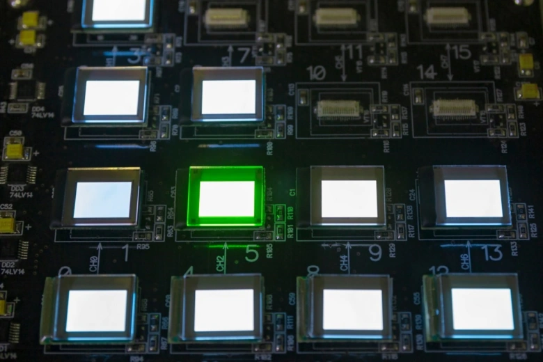 Detailní pohled na vnitřní strukturu displeje s LED diodami.