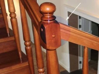 Detail dřevěného schodiště s ukázkou spoje nosníku.