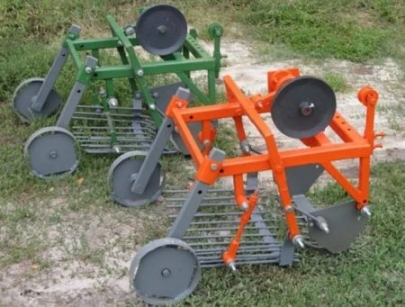 Dva domácí mini traktory na trávníku s kovovými disky.
