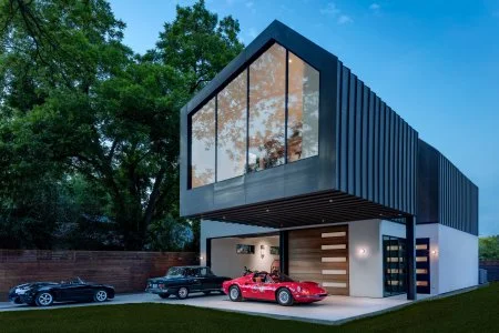 Moderní dům s garáží pro luxusní sportovní auta.
