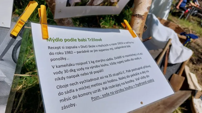 Tabule s receptem na výrobu louhu doma.