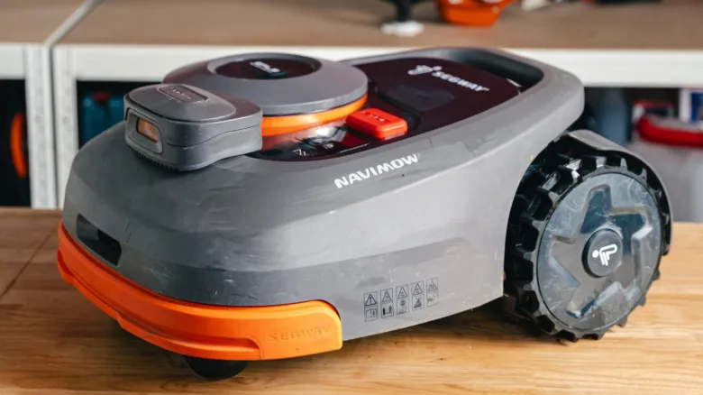 Robotická sekačka na trávu v interiéru