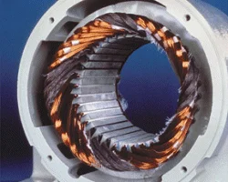 Vnitřní struktura elektromotoru s viditelnými měděnými vinutími a železným jádrem.