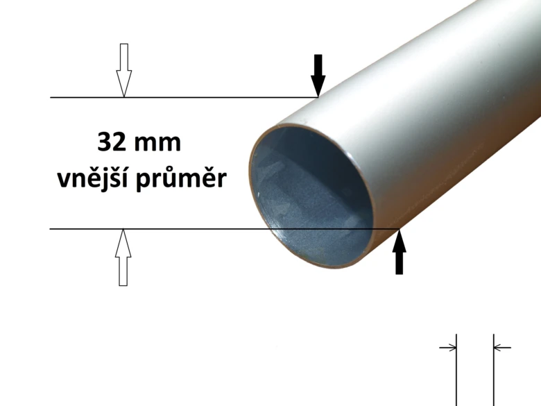 Fotografie kovové trubky s označením vnějšího průměru 32 milimetry.